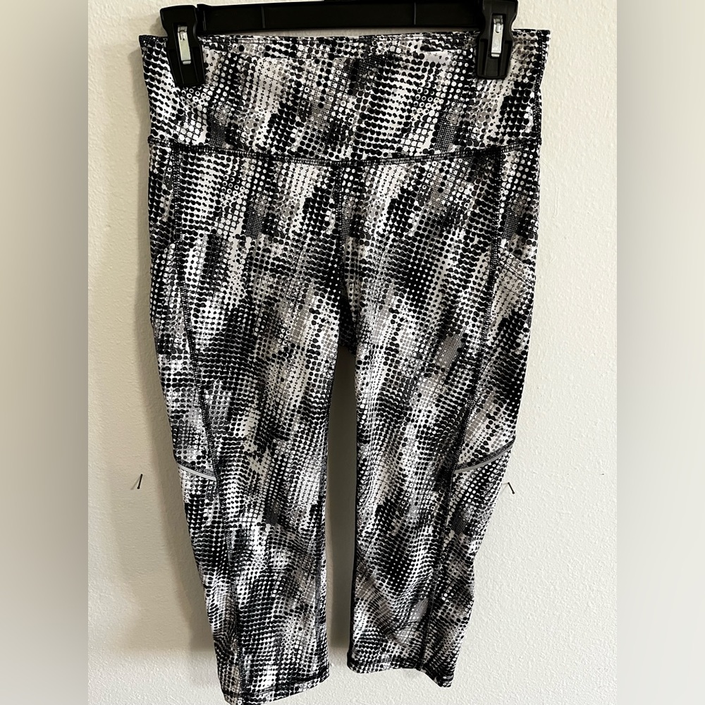 Women’s Xersion High-Rise Black + White Capri Yoga Pants